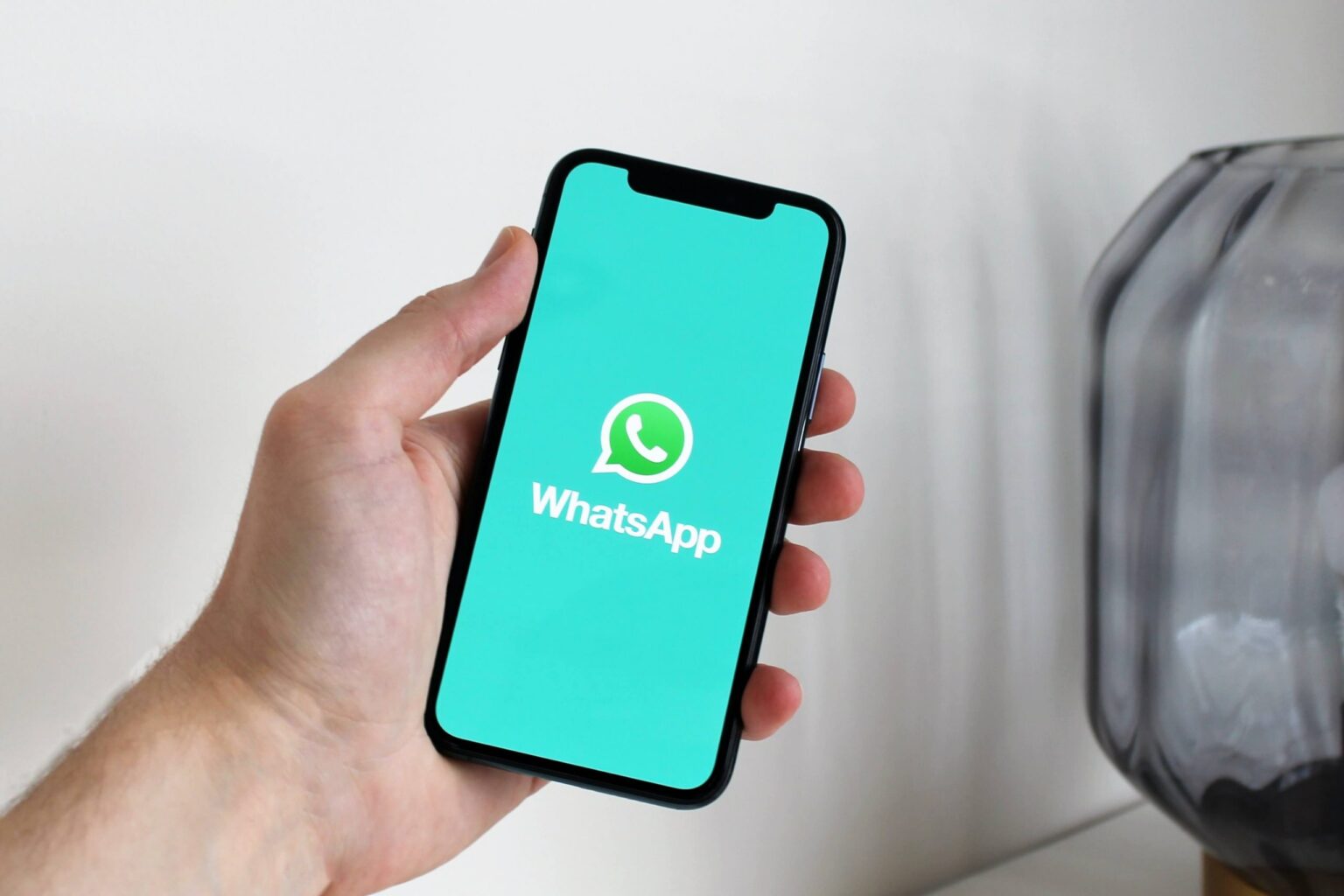 Smartphone exibindo um link WhatsApp gerado automaticamente na tela, destacando como criar e personalizar links para WhatsApp Business e Instagram.