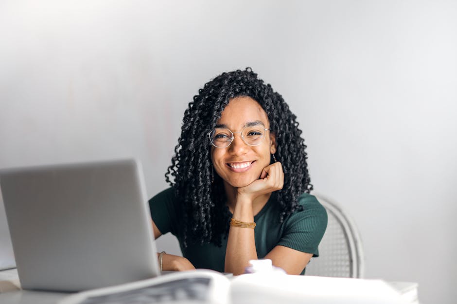 Mulher trabalhando em um computador