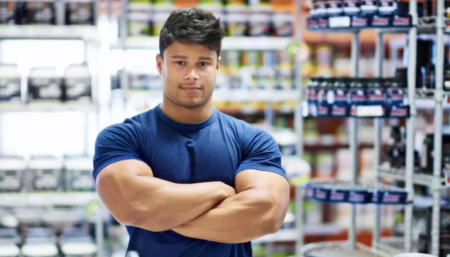 Profissional inspecionando a qualidade em um armazém de fornecedores de suplementos para dropshipping.