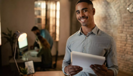 jovens empreendedores trabalhando