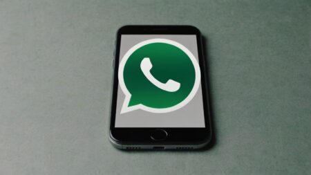 Ícone do WhatsApp com um ponto de interrogação, ilustrando o artigo sobre o que significa o nome WhatsApp.