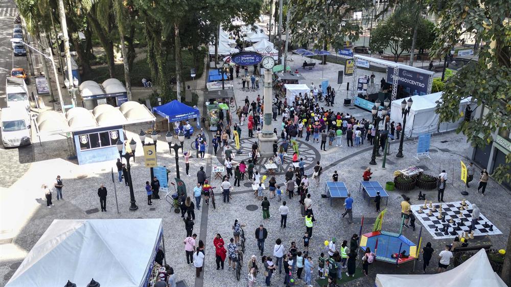 Domingo no Centro Curitiba: Rua XV de Novembro Vira Polo de Lazer e Serviços em 16 de Novembro
