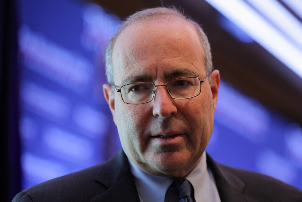 Fed Aguarda Dados: Thomas Barkin Destaca Incerteza na Política Monetária