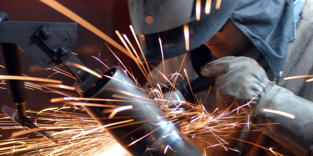 Economia Brasileira Freia em Setembro: Selic Alta é o Principal Fator, Apontam Especialistas